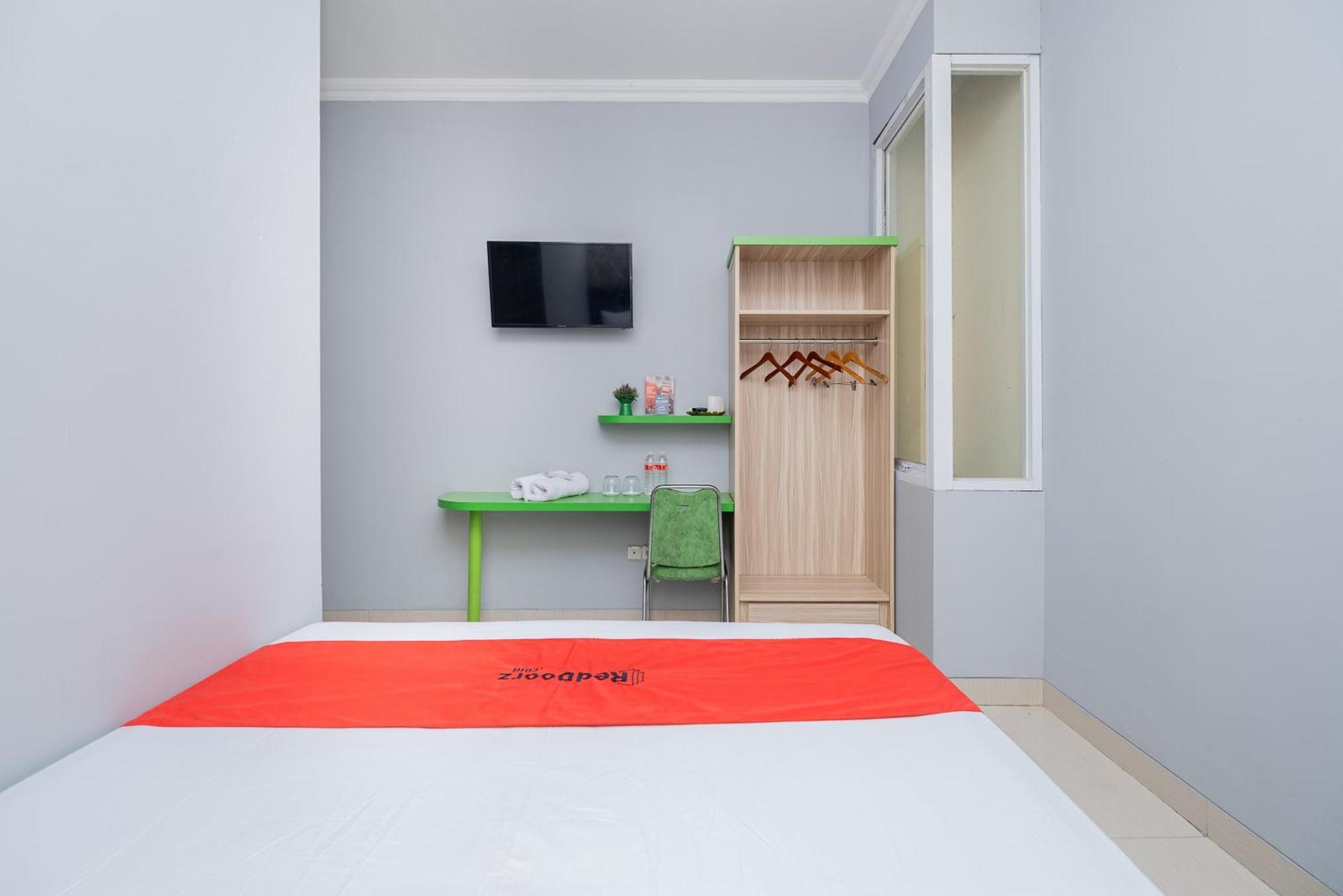 Reddoorz Plus @ Cideng Barat Jakarta Luaran gambar