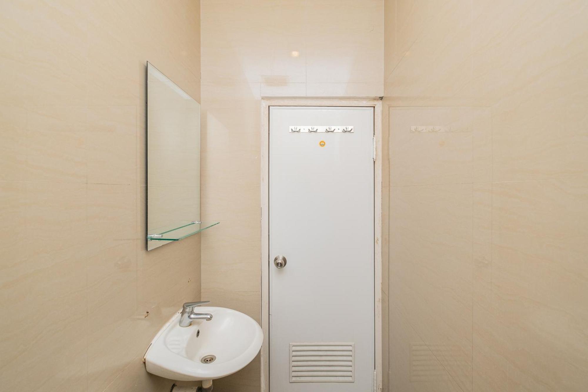 Reddoorz Plus @ Cideng Barat Jakarta Luaran gambar
