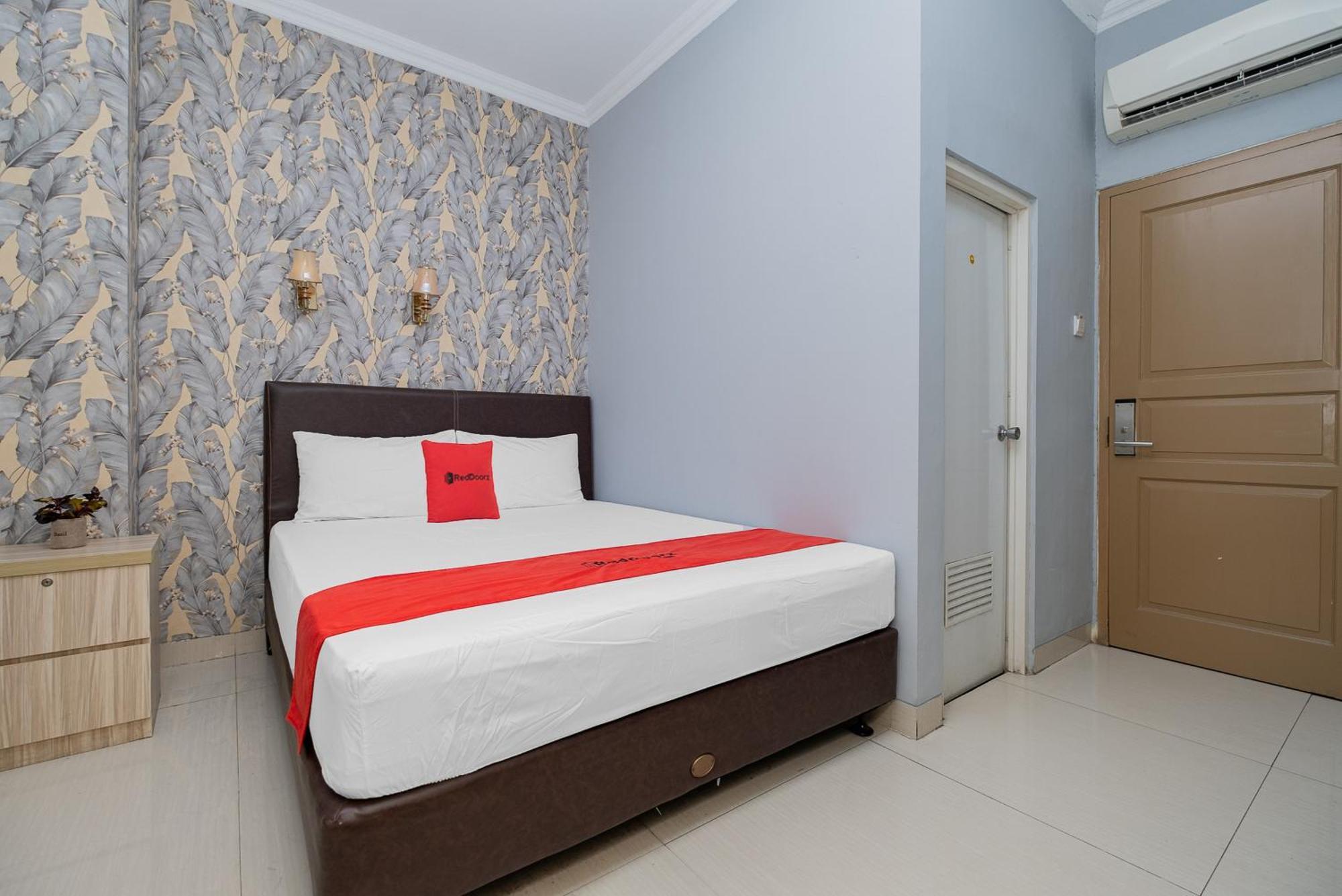 Reddoorz Plus @ Cideng Barat Jakarta Luaran gambar