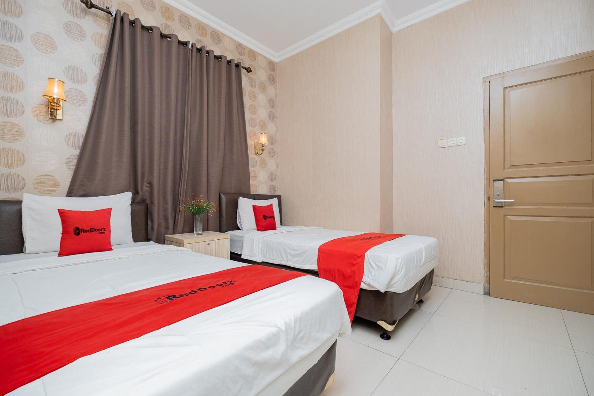 Reddoorz Plus @ Cideng Barat Jakarta Luaran gambar