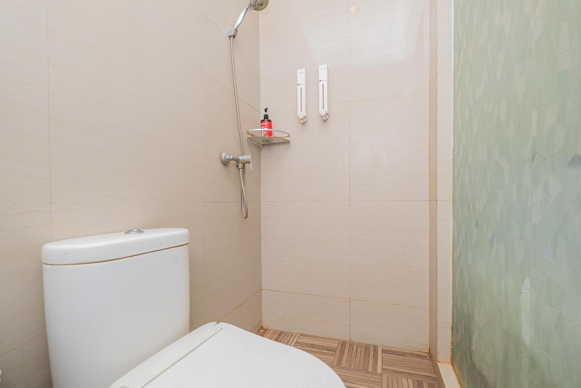 Reddoorz Plus @ Cideng Barat Jakarta Luaran gambar