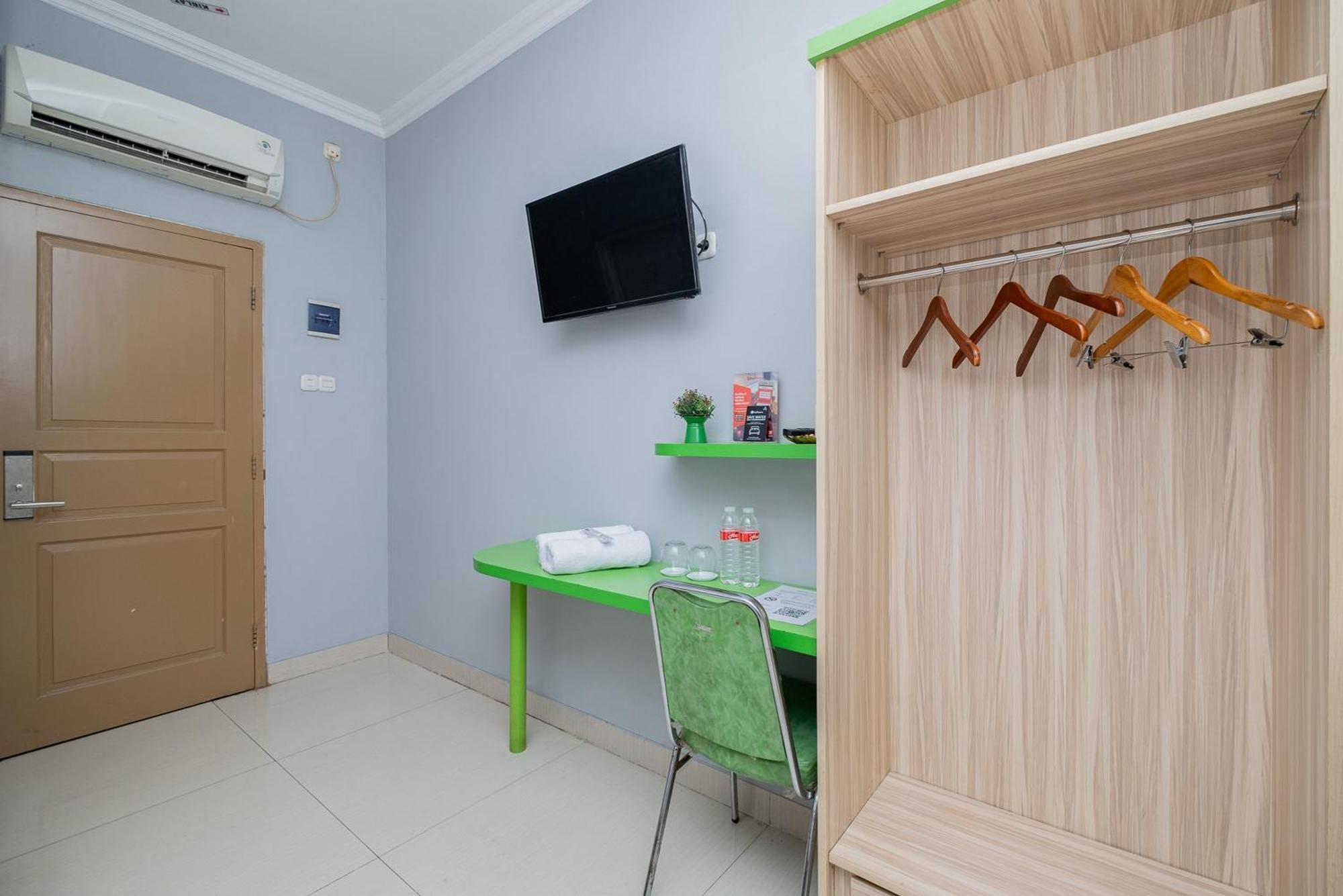 Reddoorz Plus @ Cideng Barat Jakarta Luaran gambar