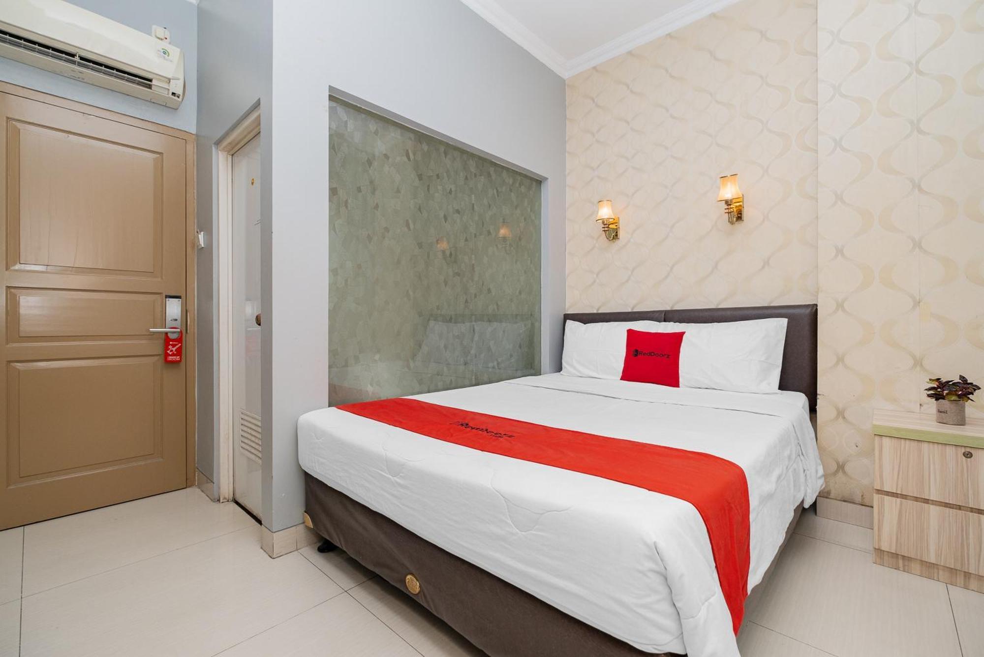 Reddoorz Plus @ Cideng Barat Jakarta Luaran gambar