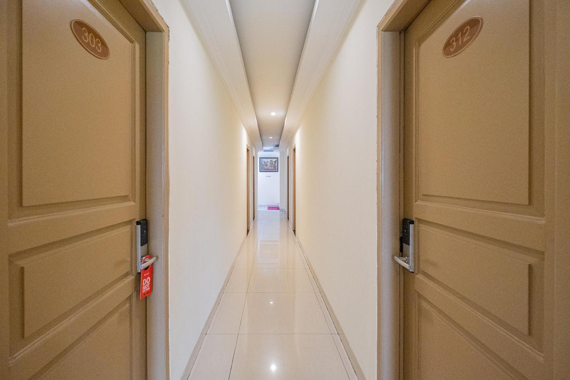 Reddoorz Plus @ Cideng Barat Jakarta Luaran gambar