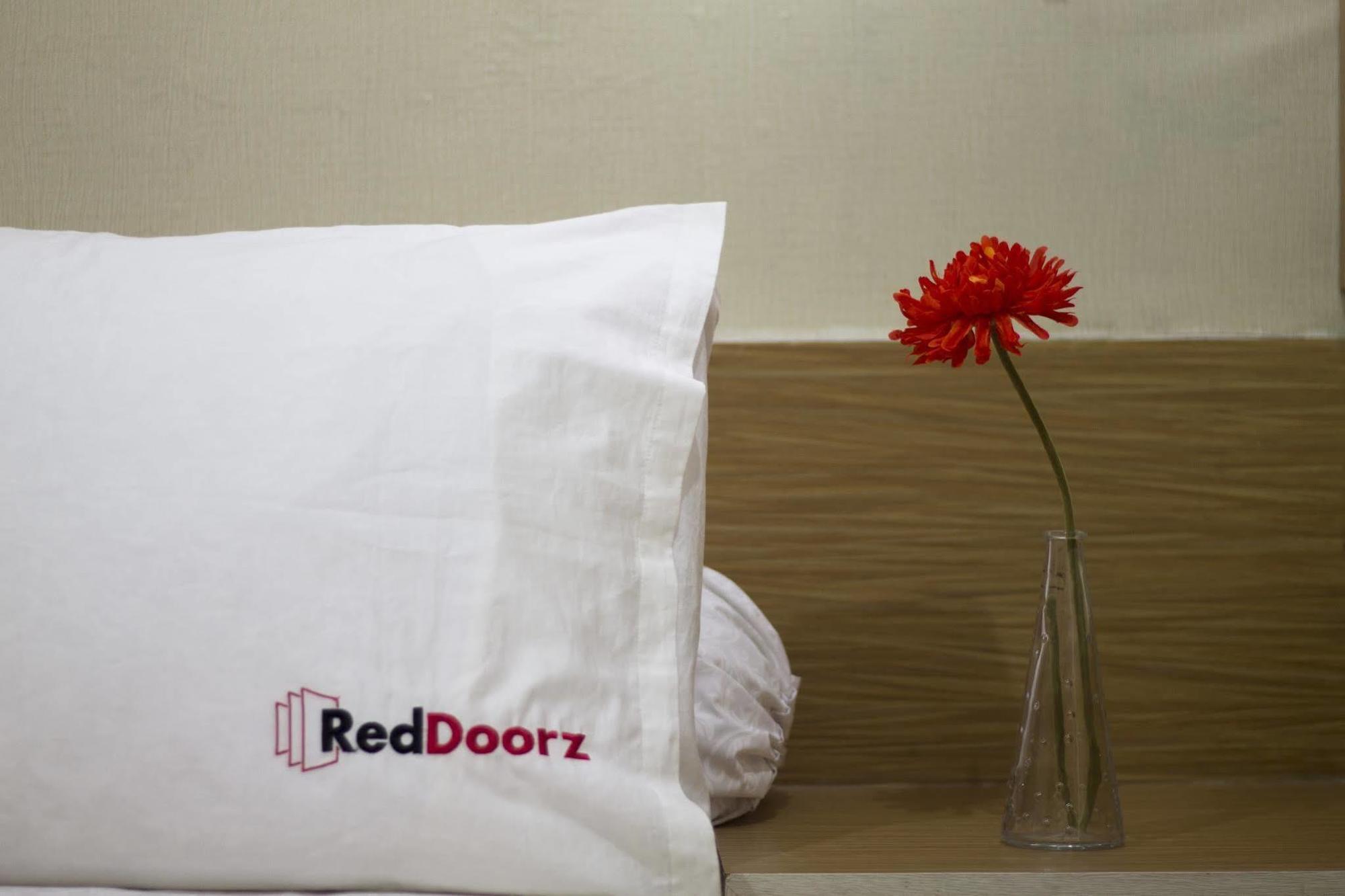 Reddoorz Plus @ Cideng Barat Jakarta Luaran gambar