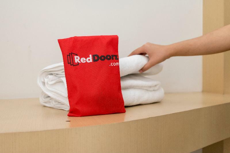 Reddoorz Plus @ Cideng Barat Jakarta Luaran gambar